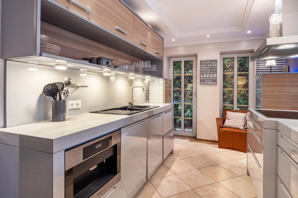 Kitchen or kitchenette, Living room