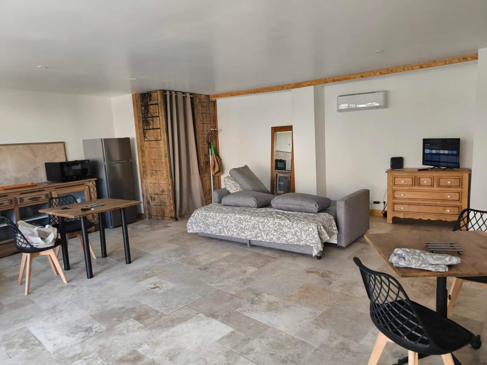 Communal lounge/ TV room, Living room, Seating area, air conditioner