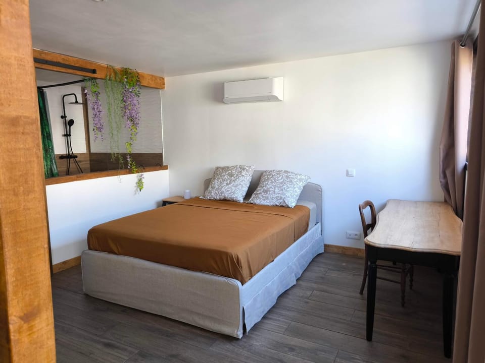 Bed, Photo of the whole room