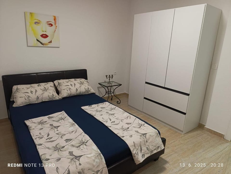 Photo of the whole room, Bedroom, wardrobe