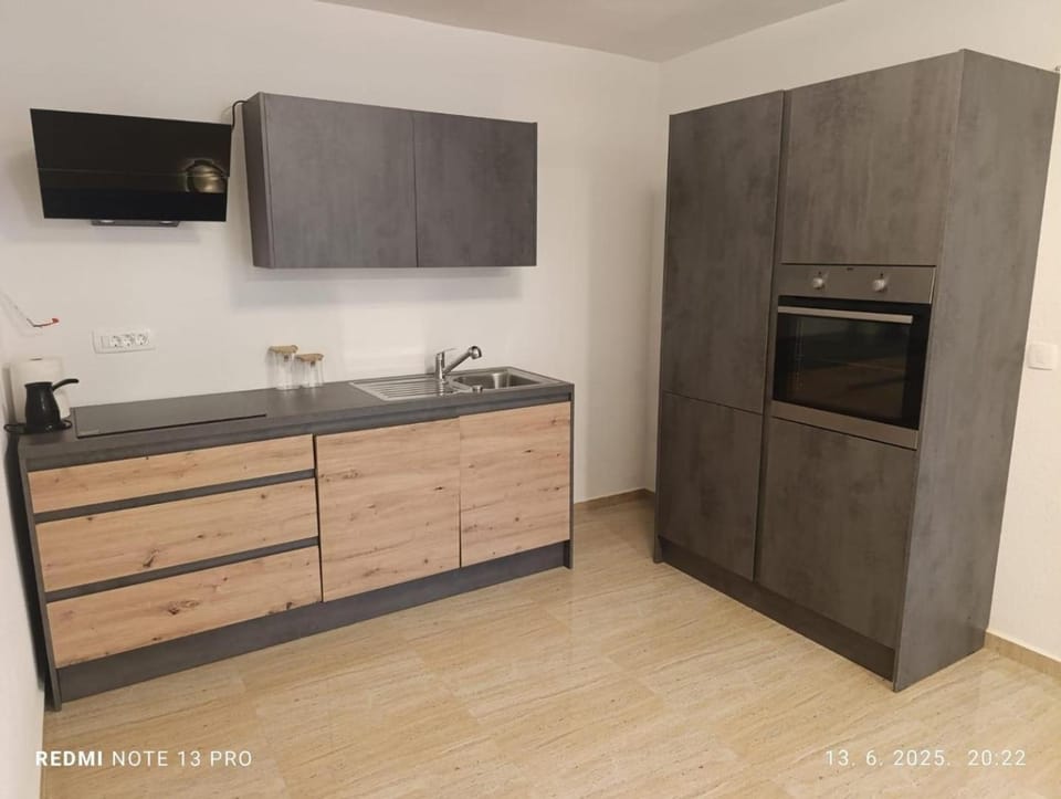 Kitchen or kitchenette, oven