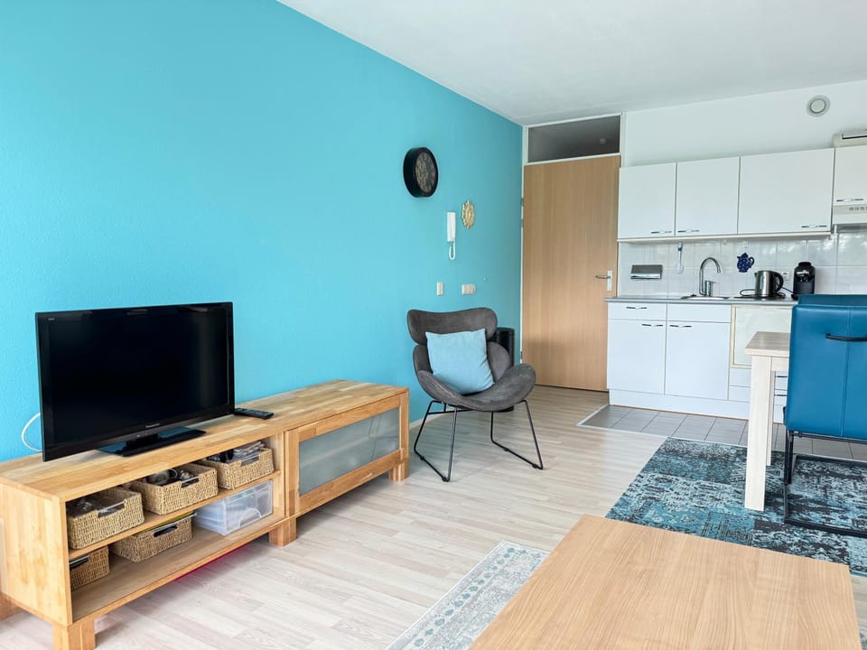 Communal lounge/ TV room, TV and multimedia, Living room, Dining area