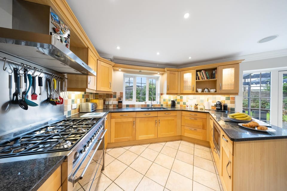 Coffee/tea facilities, dishwasher, microwave, minibar, oven, pet friendly, stove, toaster, kitchen