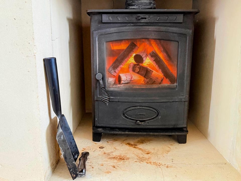 Lounge or bar, fireplace