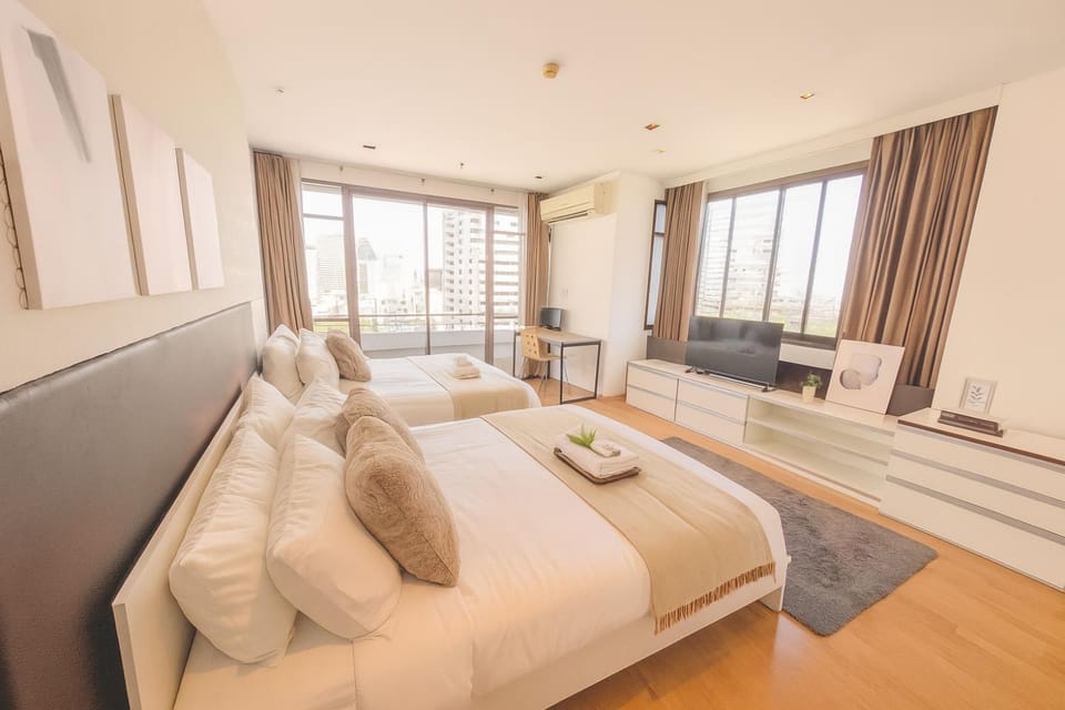 Executive Suite 2 Beds Nana BTS 5 mins Apartment in Bangkok