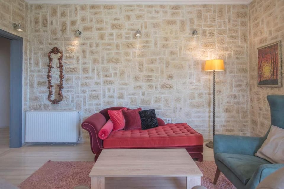 Modern Greek Escape close to Alimos Shore Apartment in Alimos