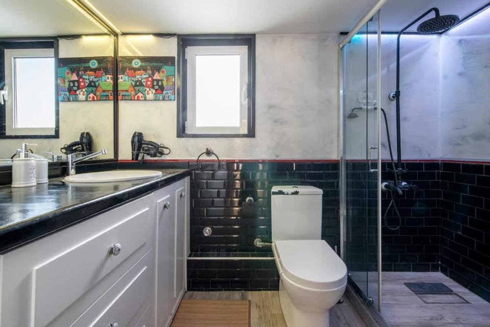 Modern Greek Escape close to Alimos Shore Apartment in Alimos