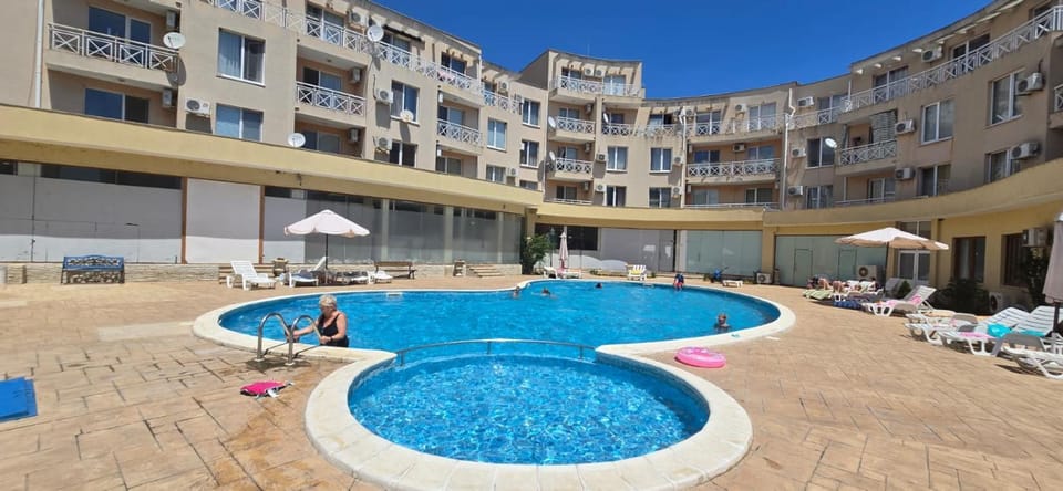 Property building, Day, Swimming pool