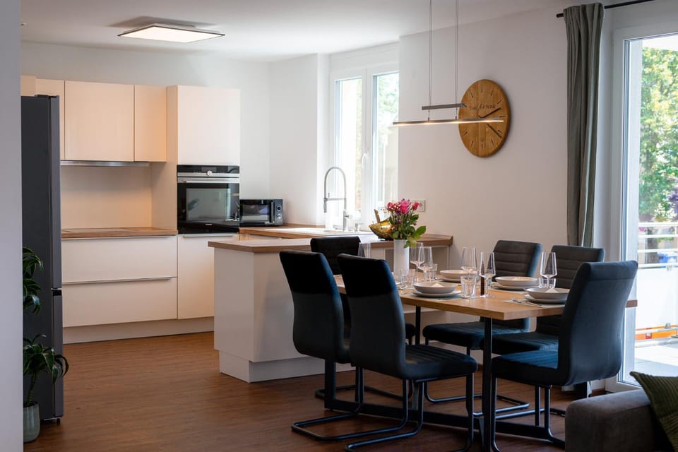 Kitchen or kitchenette, Living room, Seating area, Dining area, oven, stove