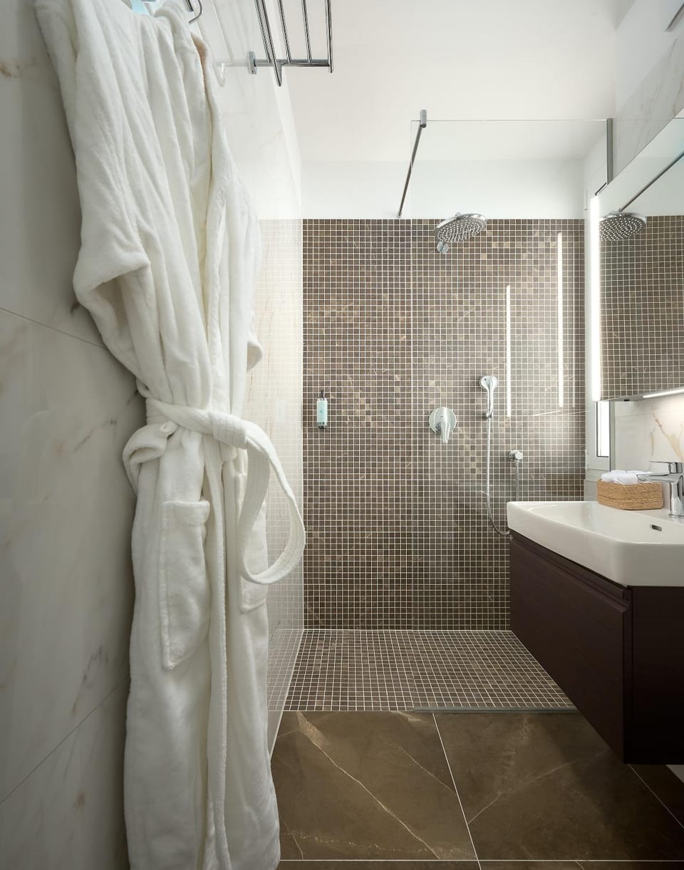 Shower, Bathroom, towels
