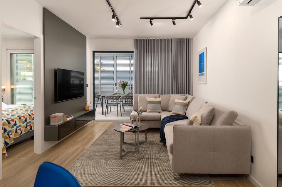 Bed, TV and multimedia, Living room, Seating area, Evening entertainment
