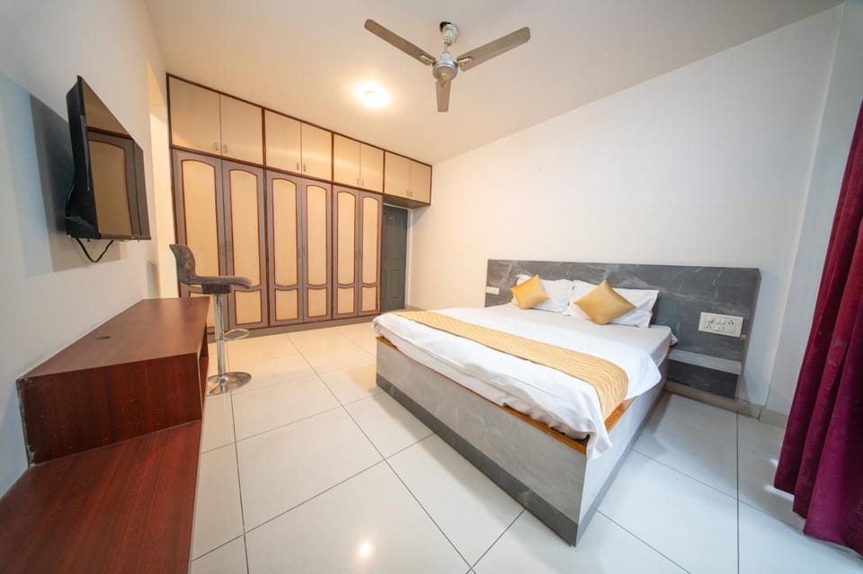 Bed, TV and multimedia, Bedroom, Drinks, wardrobe