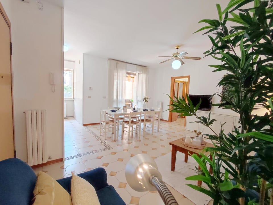 TV and multimedia, Living room, Seating area, Dining area