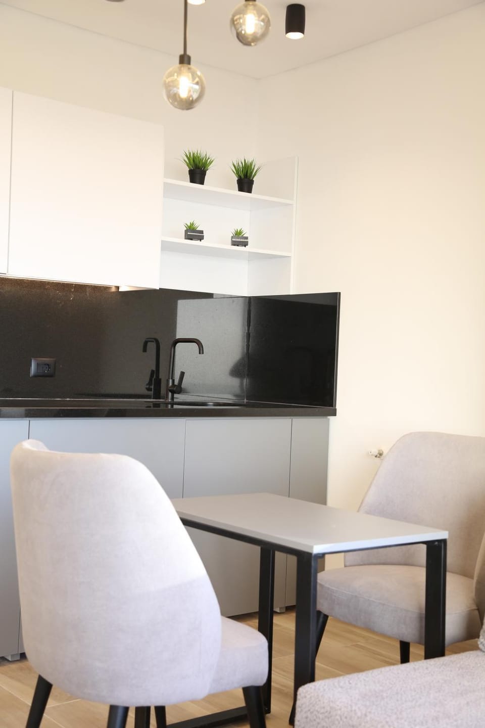 Kitchen or kitchenette, Dining area