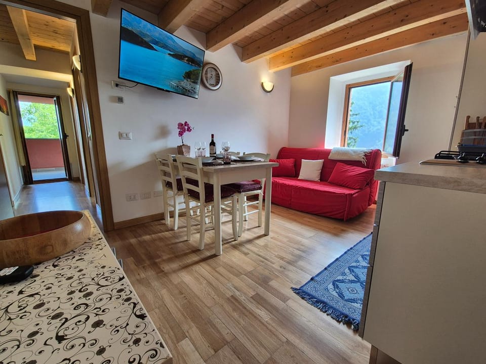 TV and multimedia, Kitchen or kitchenette, Living room, Seating area, Dining area