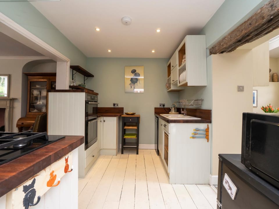 Charming 3 Bedroom House next to Victoria Park Pass the Keys House in Bath