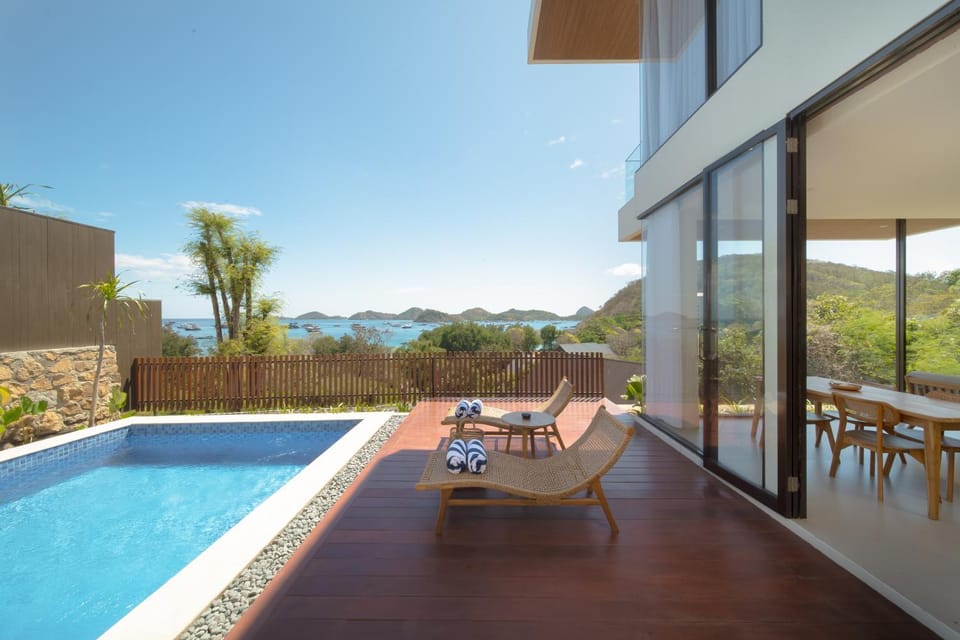 Property building, Balcony/Terrace, Pool view, Swimming pool, sunbed