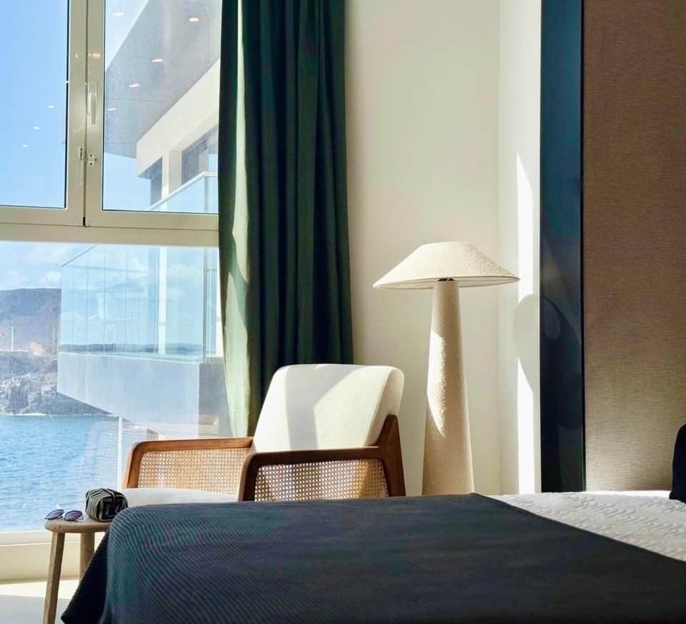Bed, Natural landscape, Photo of the whole room, Bedroom, Mountain view