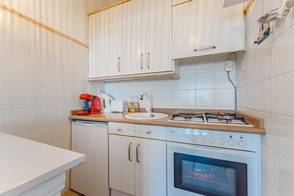 Coffee/tea facilities, Kitchen or kitchenette, stove, toaster