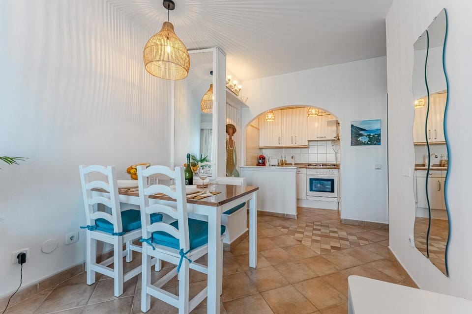 Kitchen or kitchenette, Dining area, stove