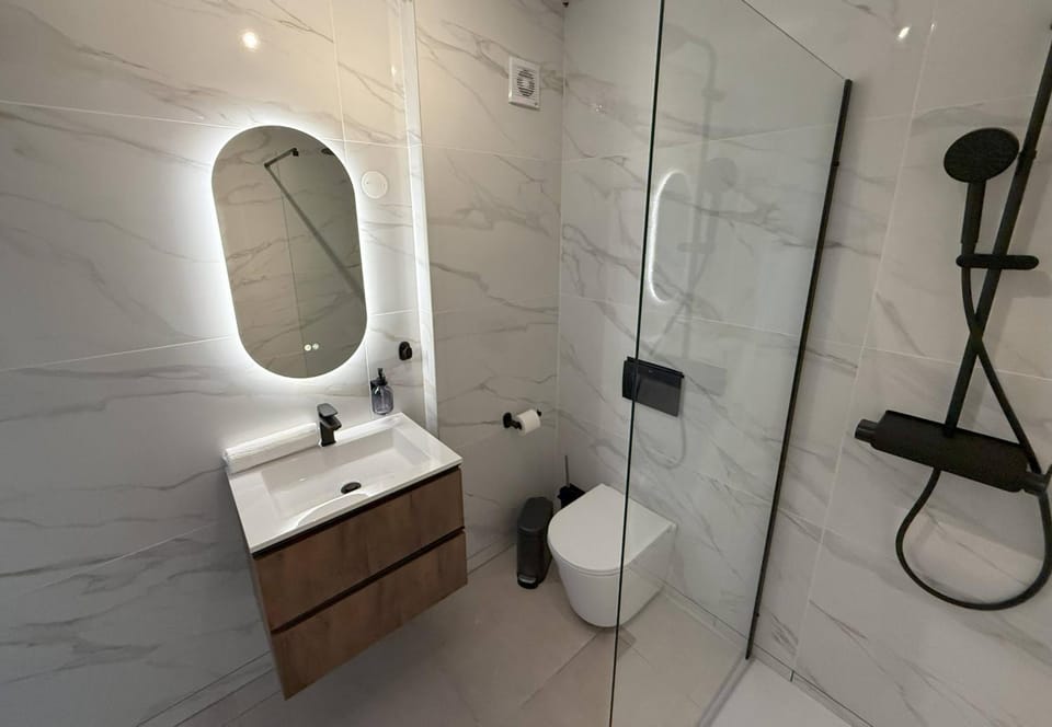 Shower, Toilet