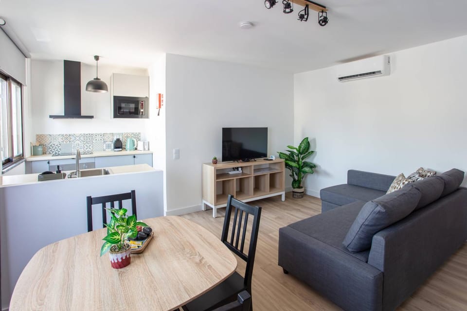 Kitchen or kitchenette, Living room, Seating area, kitchen