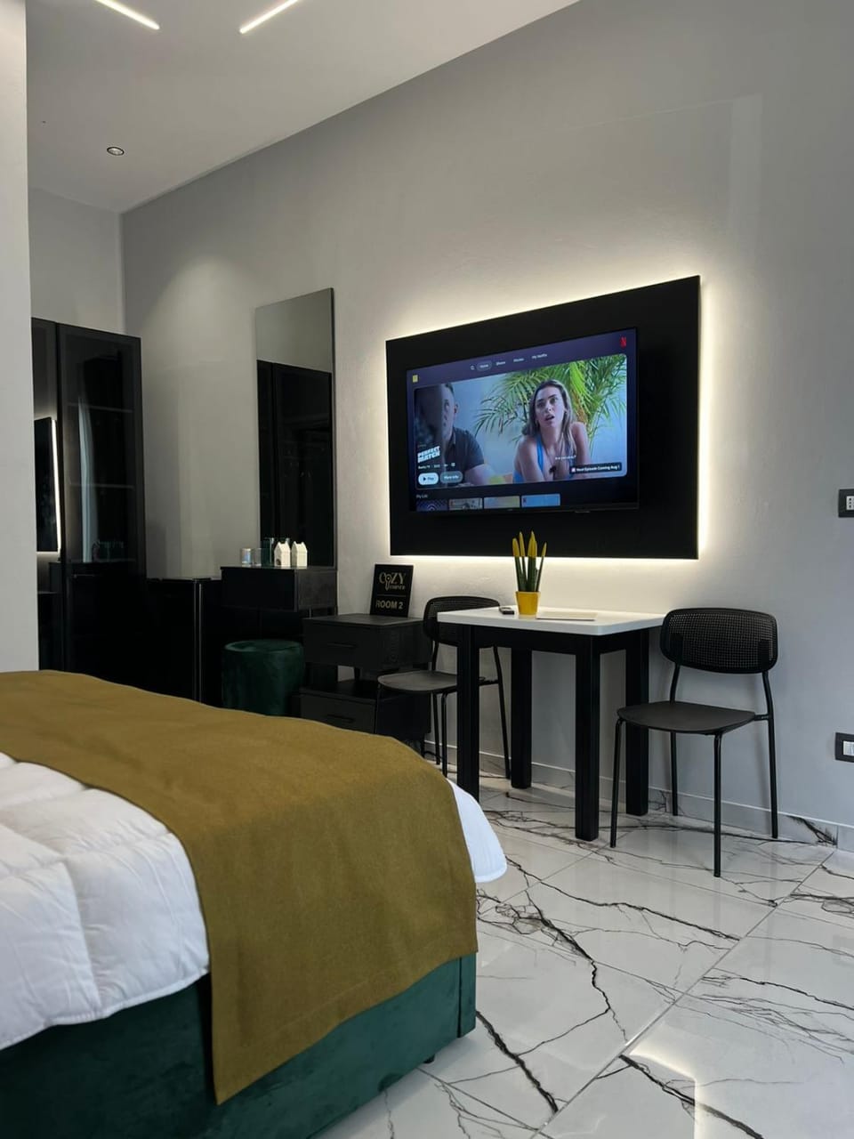 TV and multimedia, Seating area, Bedroom