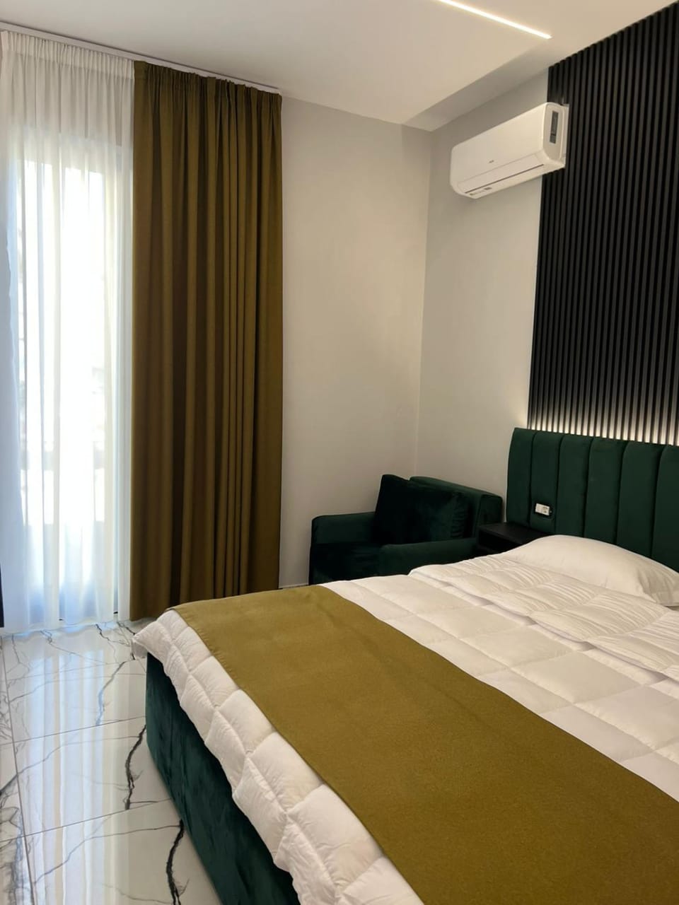 Bed, Photo of the whole room, Bedroom, air conditioner