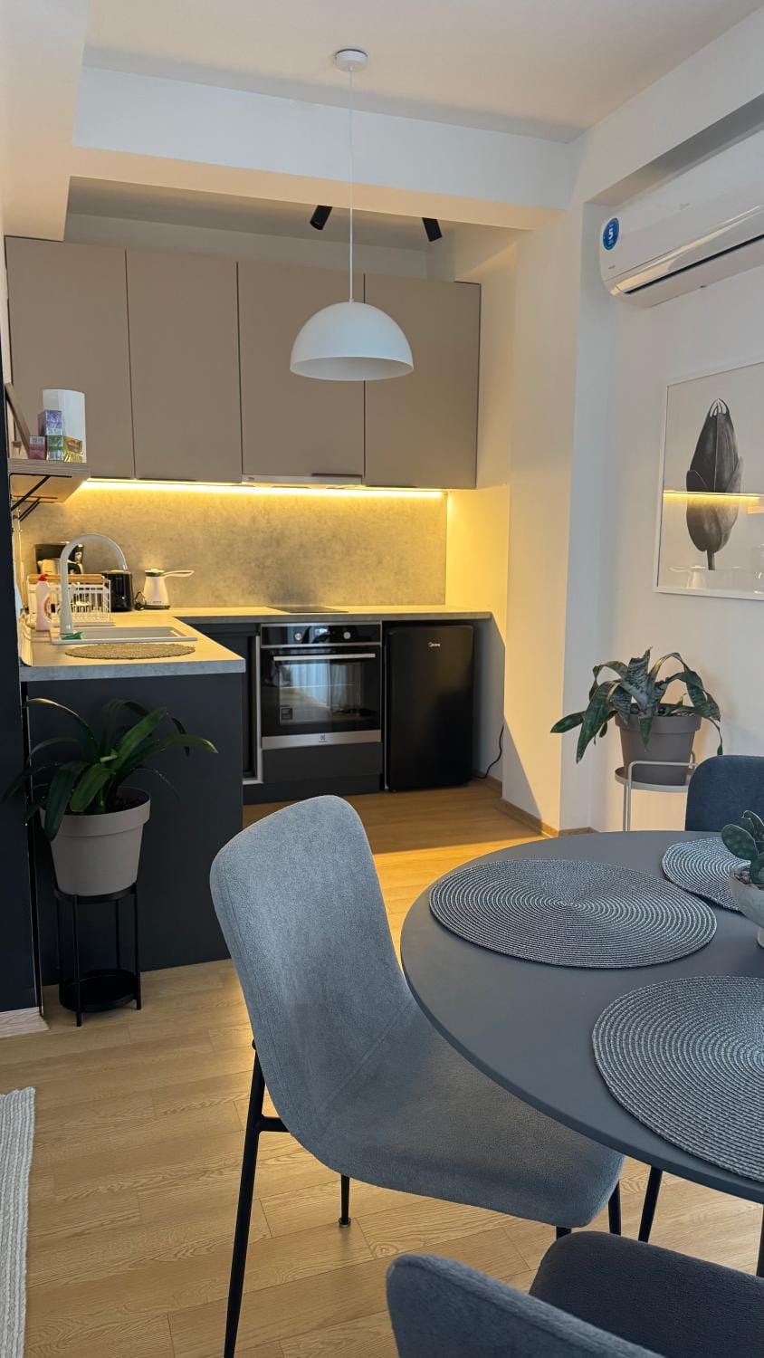 Kitchen or kitchenette, Seating area, Dining area, stove