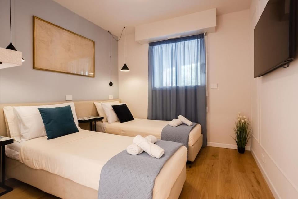 Bed, TV and multimedia, Photo of the whole room, Bedroom, towels, air conditioner