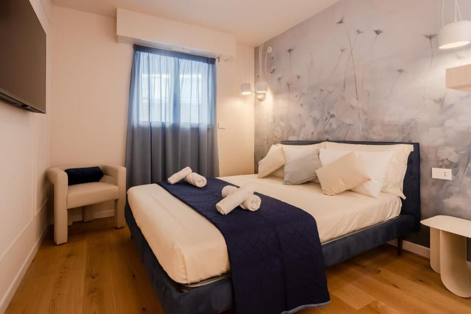 Bed, TV and multimedia, Photo of the whole room, Bedroom, towels, air conditioner