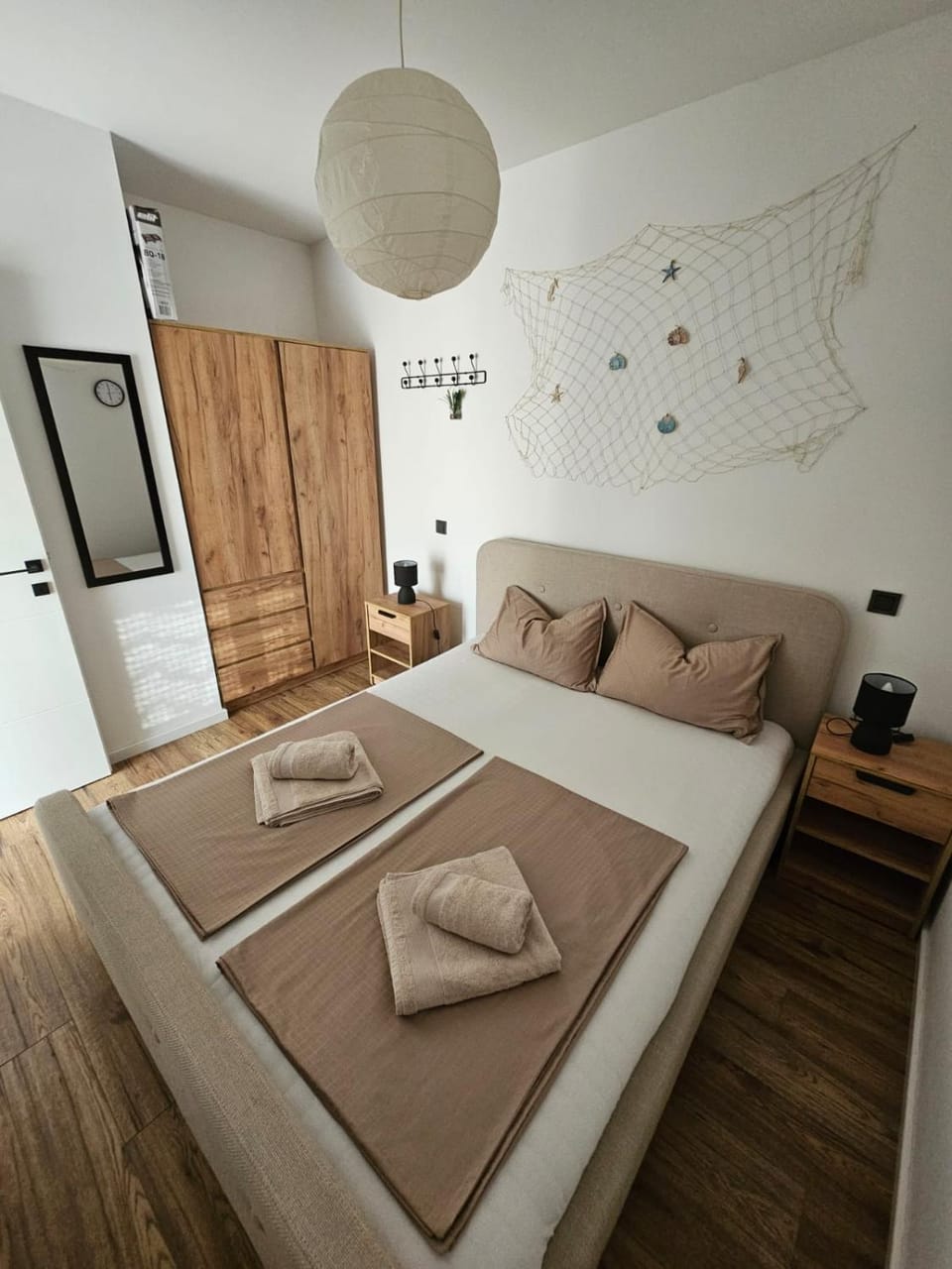 Bed, Living room, Photo of the whole room, Bedroom, towels