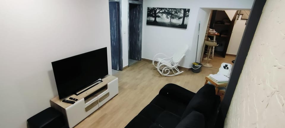 TV and multimedia, Photo of the whole room, Bedroom