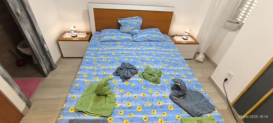 Bed, Bedroom, towels