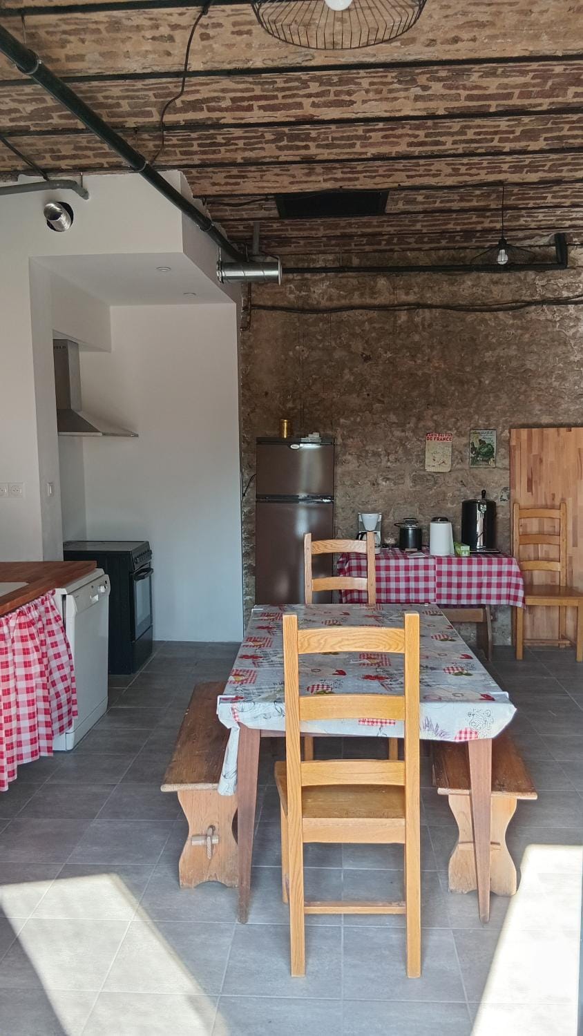 Kitchen or kitchenette, Dining area