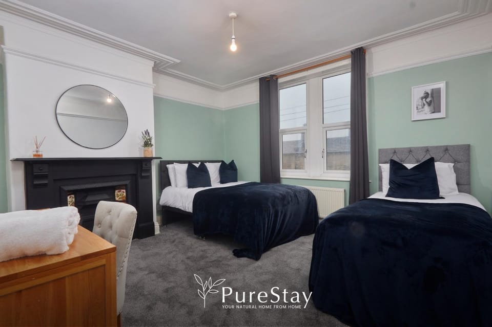 Bedroom, towels
