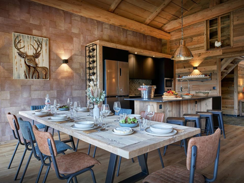 Kitchen or kitchenette, Dining area