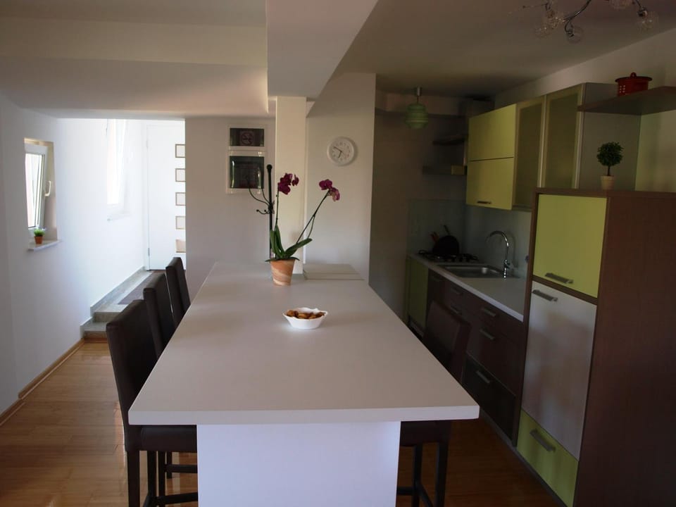 Kitchen or kitchenette, Dining area, stove