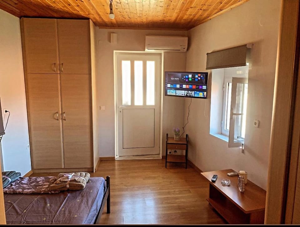 Bed, TV and multimedia, Living room, Bedroom, wardrobe, air conditioner