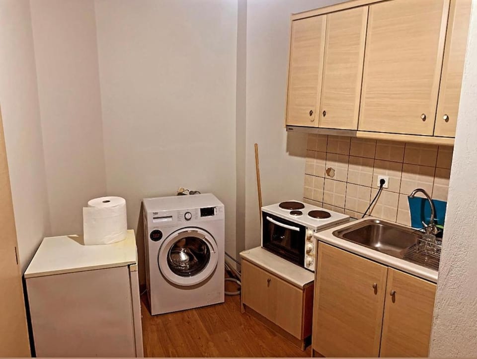 Kitchen or kitchenette, oven, stove, washing machine