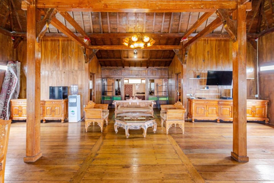 Communal lounge/ TV room, Living room, Seating area, Evening entertainment