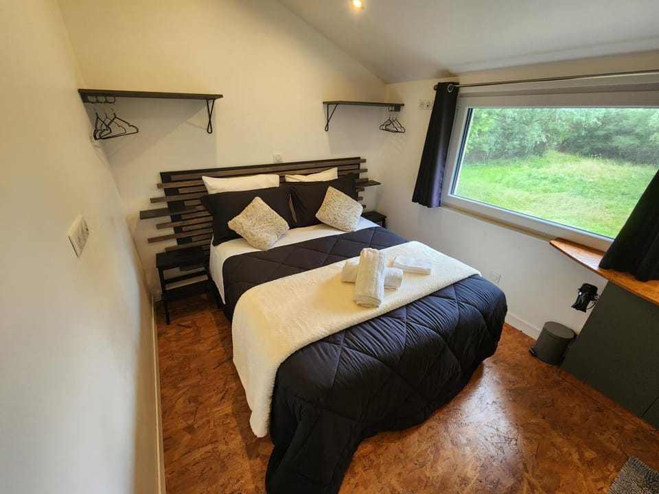 Bed, Photo of the whole room, towels