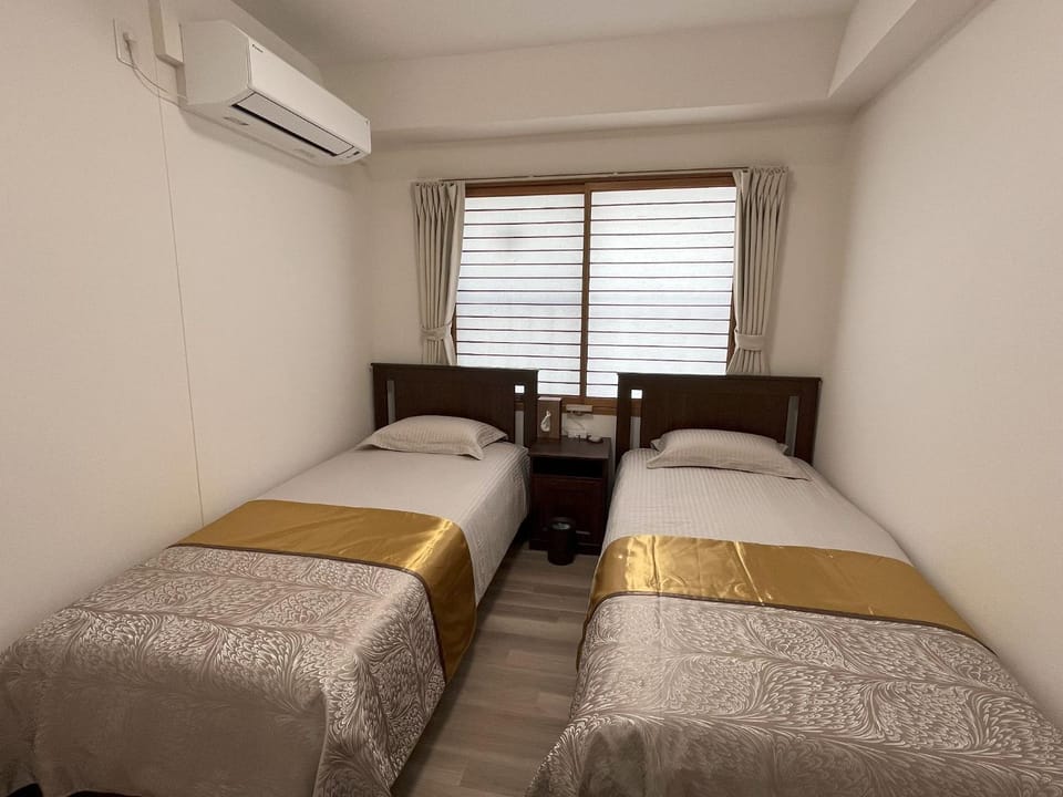 Photo of the whole room, air conditioner