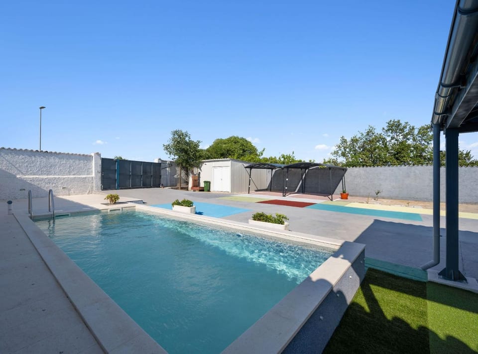 Swimming pool