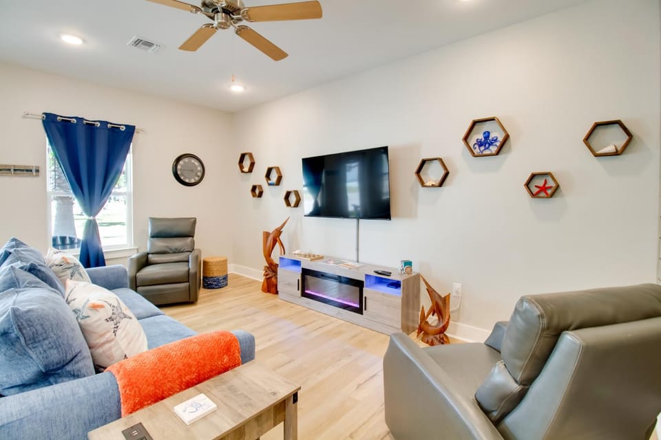 4 Mi to Rockport Beach Park: Home w/ Resort Perks House in Rockport