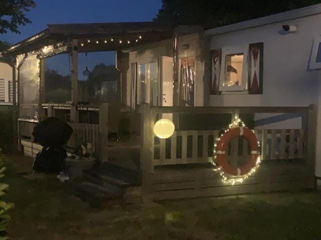 Property building, Night, Evening entertainment