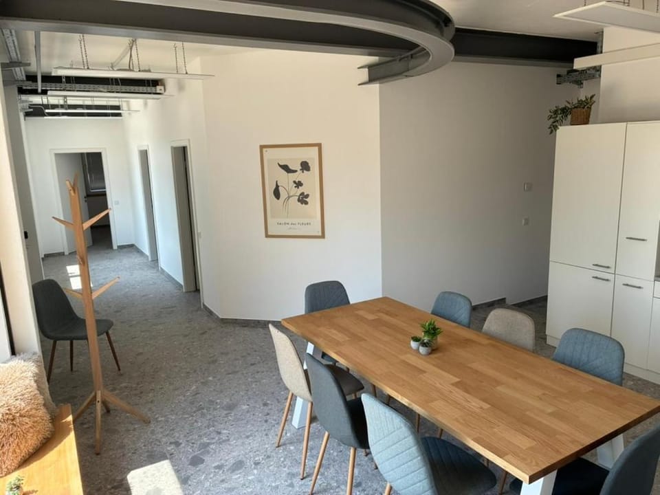 Kitchen or kitchenette, Living room, Seating area, Dining area