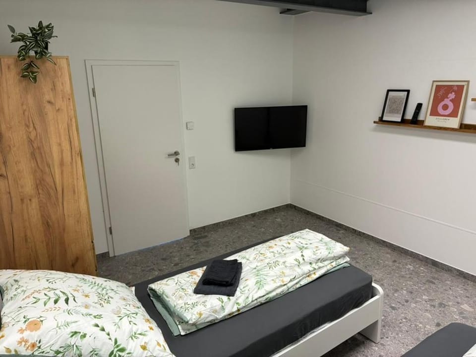 Bed, TV and multimedia, Photo of the whole room, Bedroom, towels, wardrobe