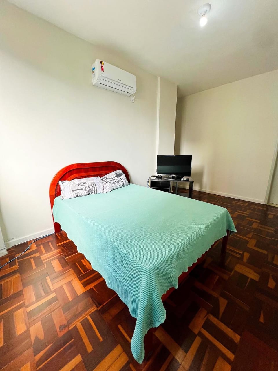 Bed, TV and multimedia, Photo of the whole room, air conditioner