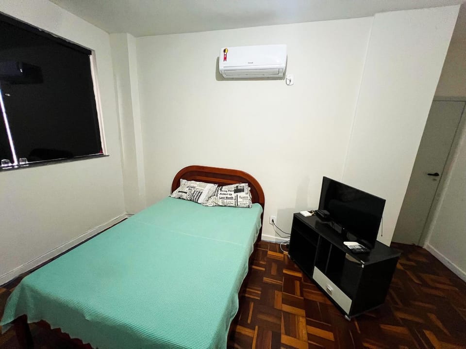 Bed, TV and multimedia, Photo of the whole room, Bedroom, air conditioner